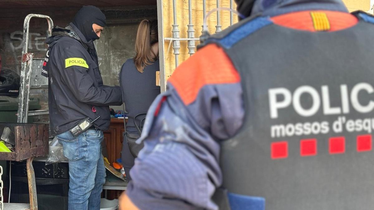 Los Mossos d'Esquadra durante un cacheo