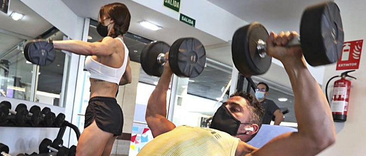 Usiarios en un gimnasio avilesino.