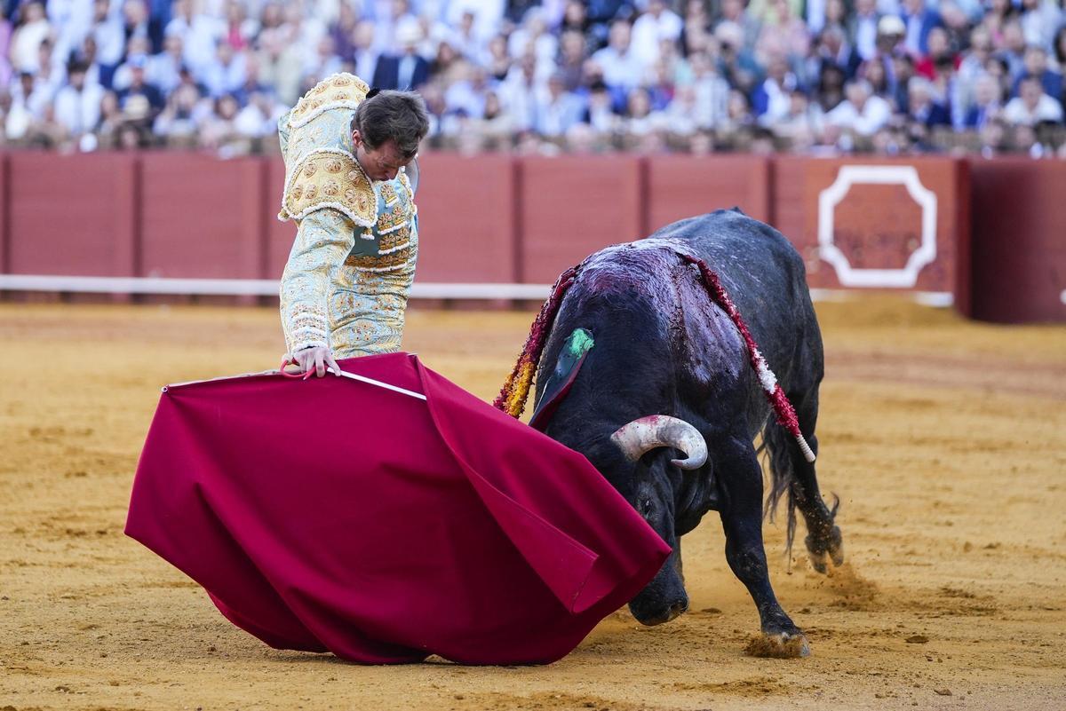 Gran derechazo de Román al toro de Miura, ayer en Sevilla.