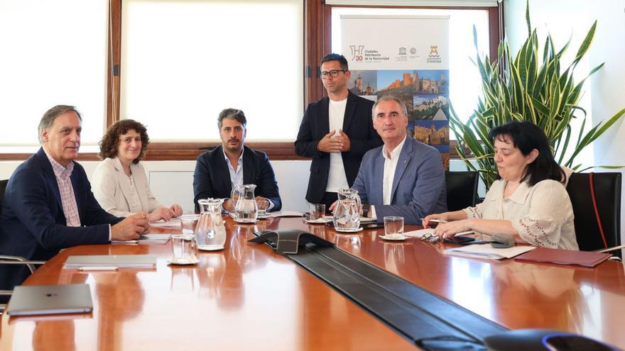 El alcalde de Eivissa junto a los miembros de la comisión ejecutiva poco antes del inicio de la reunión.