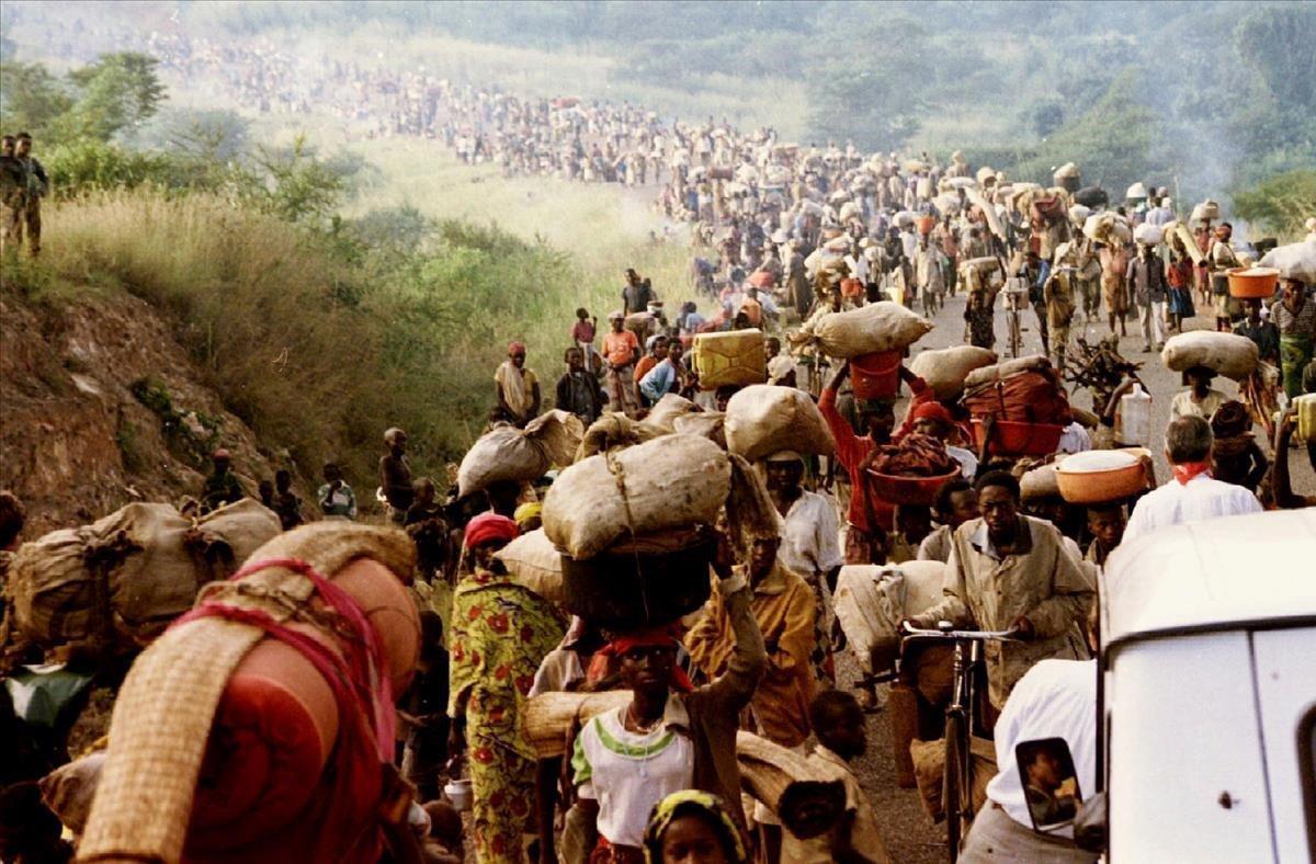 Refugiados ruandeses cruzan la frontera con Tanzania con las escasas pertenencias que pudieron salvar. En el momento del genocidio, la población estaba compuesta por un 85% de hutus, un 14% de tutsis y apenas un 1% de los twa. 