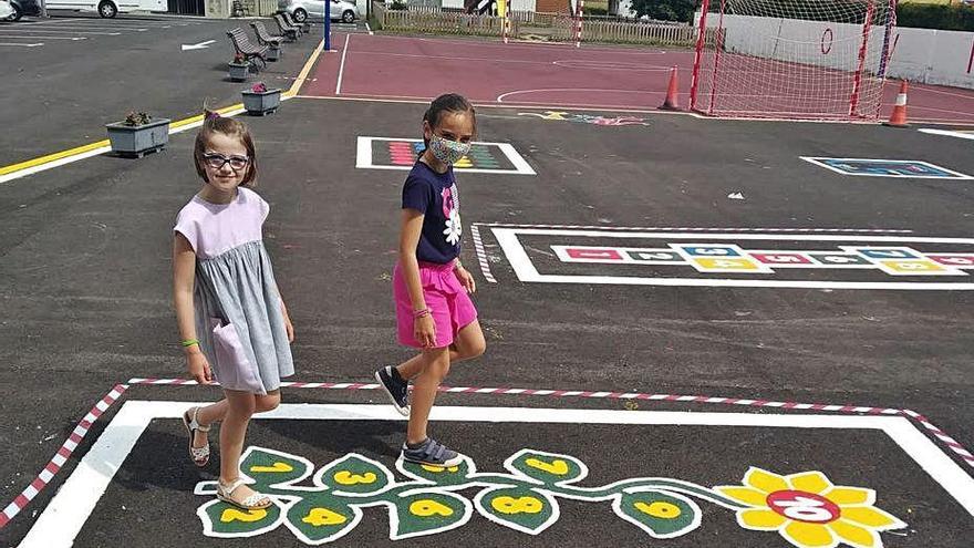 Alba y Lucía Doncel, en la remozada &quot;pista&quot;, en Oviñana.