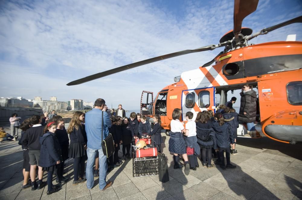 La conmemoración este año del 25 aniversario de la creación de la Sociedad de Salvamento Marítimo lleva a celebrar en A Coruña una jornada de puertas abiertas de tres de sus medios de rescate.