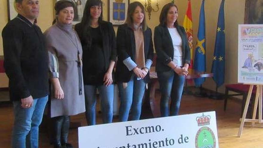 Elías Gómez, Olaya Nevares, Dayane Siqueira, Mónica Gutiérrez y Mariafé Gómez, presentando el Carnaval ayer en Cangas de Onís.