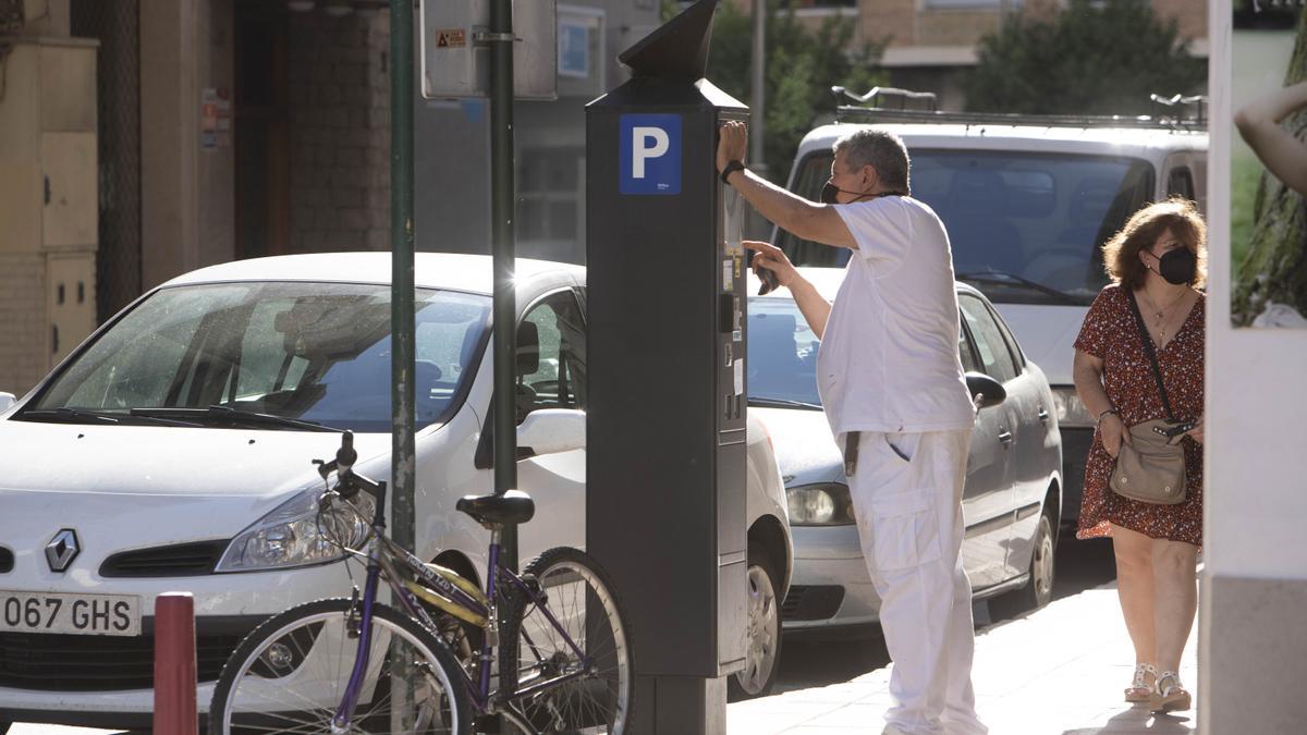 Un hombre utiliza un parquímetro en la Plaça Major de Alzira, en una imagen de archivo.