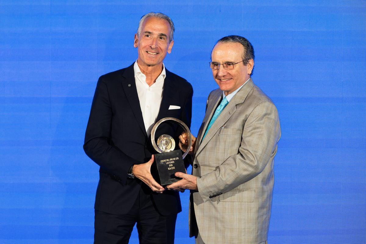 Emilio Herrera, presidente de KIA IBERIA, recogió el Premio Coche del Año de los Lectores, otorgado al Kia EV3, por parte de Javier Moll, presidente del grupo Prensa Ibérica