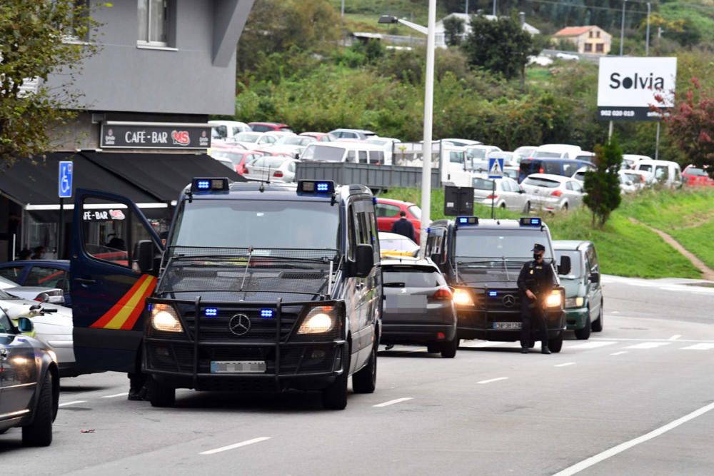 La intervención de la policía ante la localización de un vehículo cuyo conductor no tenía la documentación en regla suscitó la alarma de los vecinos de O Ventorrillo.