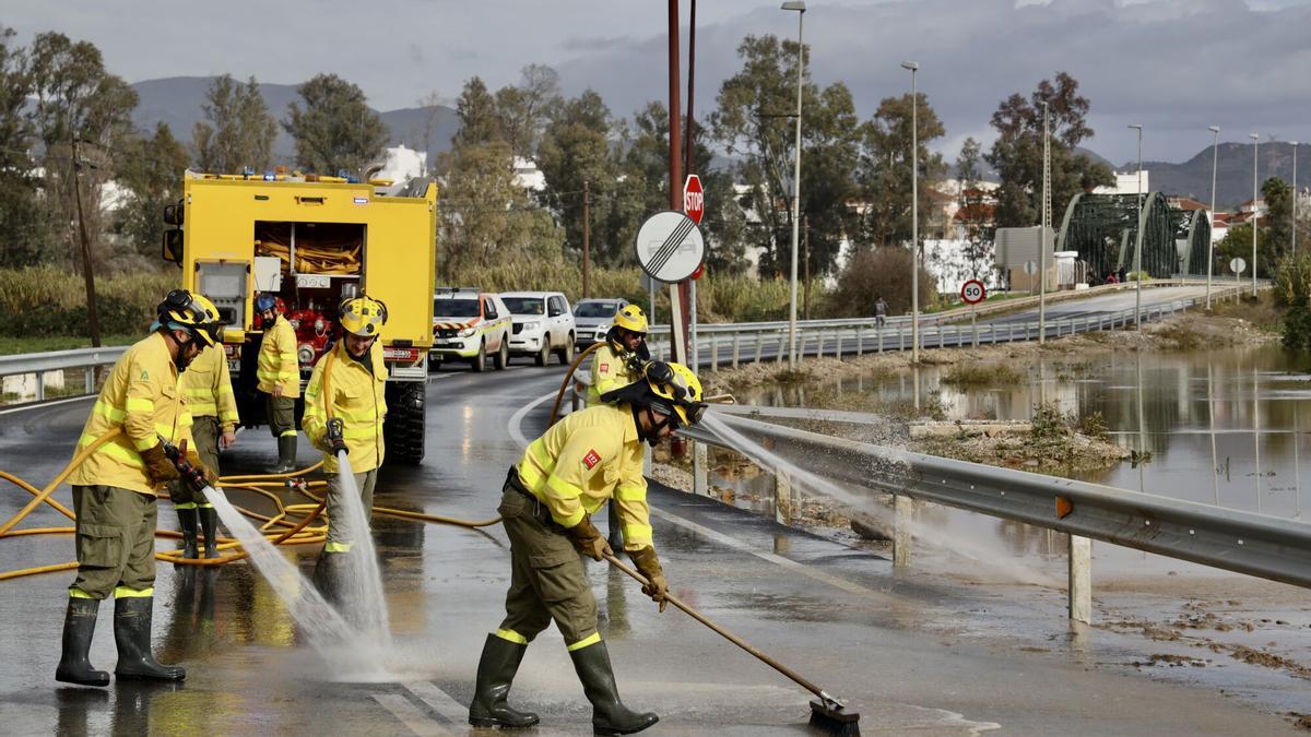 Miembros del Infoca limpian los daños ocasionados por las lluvias de la borrasca 'Francis'