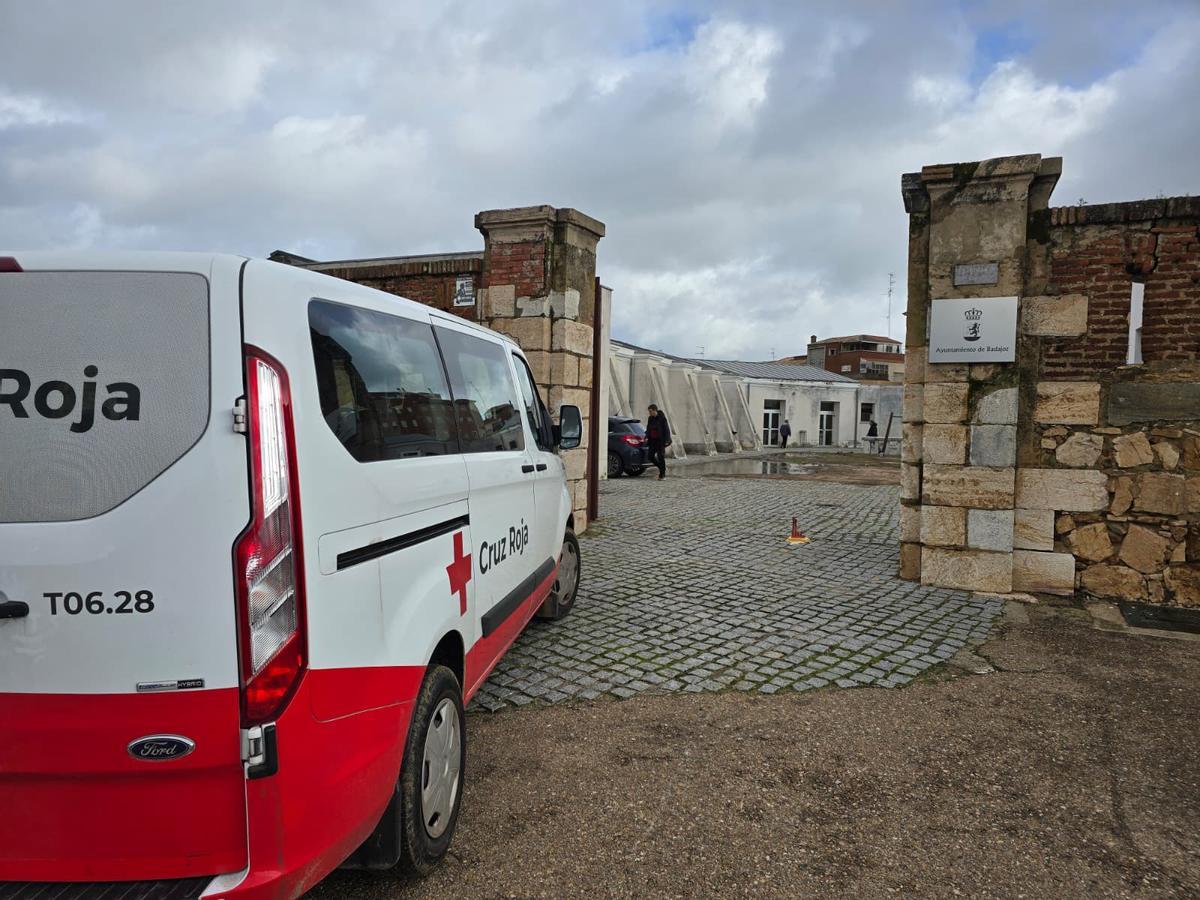 Cruz Roja traslada a los usuarios del Arca de Noé. La imagen es de hace unos momentos.
