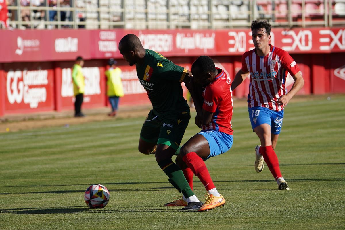 Kastaneer retiene el balón.