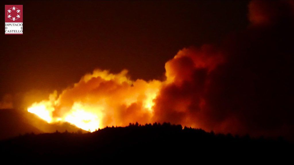 Imágenes del incendio de Azuébar y las labores de extinción