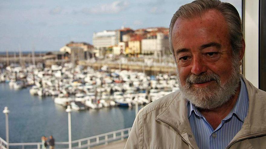 Manolo Llanos, con el Puerto Deportivo de Gijón al fondo.