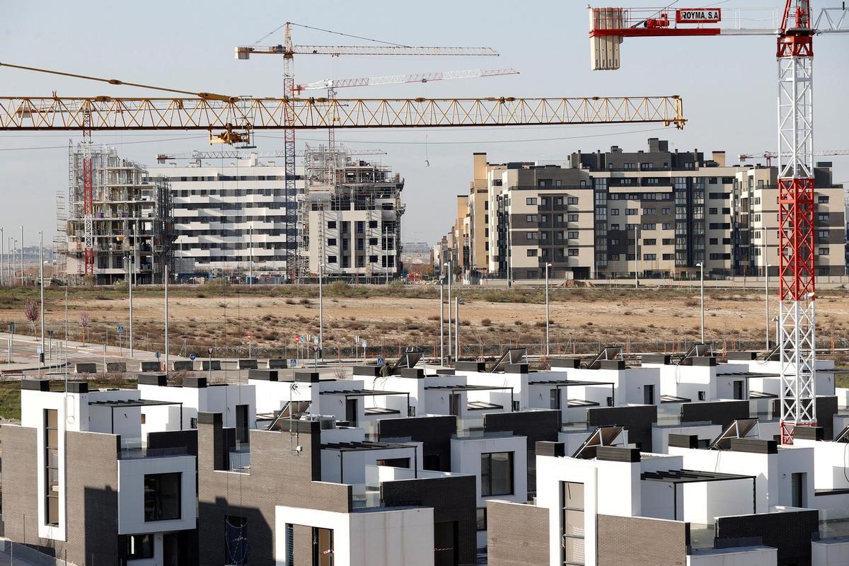 Varios bloques de viviendas en construcción en el barrio madrileño de El Cañaveral, en una fotografía de archivo. EFE/Chema Moya