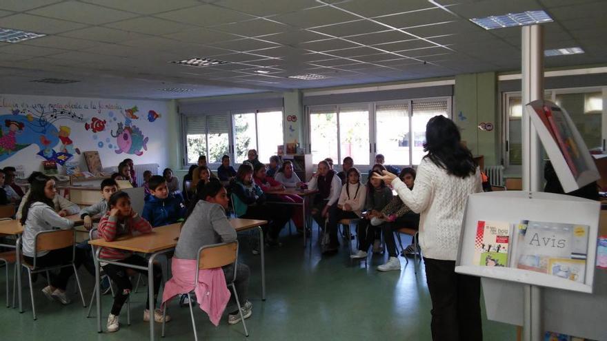 Alumnos de 11 años descubren la pasión por la lectura a los escolares más pequeños