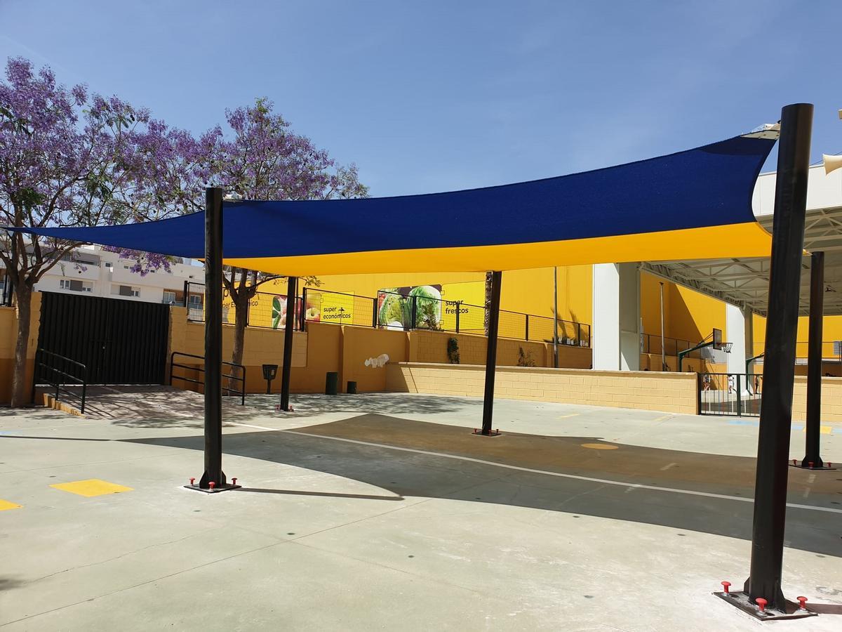 El Ayuntamieno de Alhaurín está instalando toldos en todos los colegios.