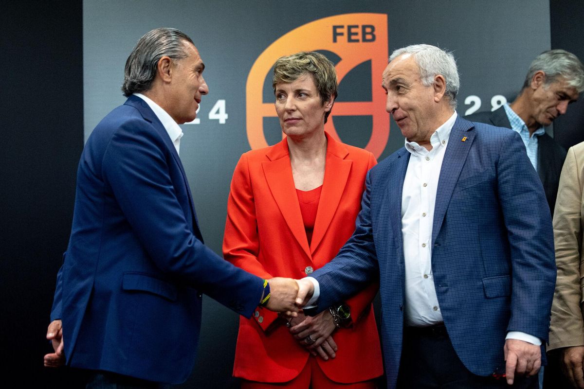 La presidenta de la FEB, Elisa Aguilar, junto al seleccionador masculino de baloncesto, Sergio Scariolo, y el presidente del COE, Alejandro Blanco.