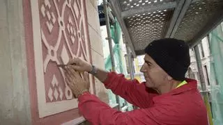 Los tesoros que esconde el antiguo Hotel Madrid de Gijón vuelven a relucir gracias al arte del esgrafiado un cuarto de siglo después
