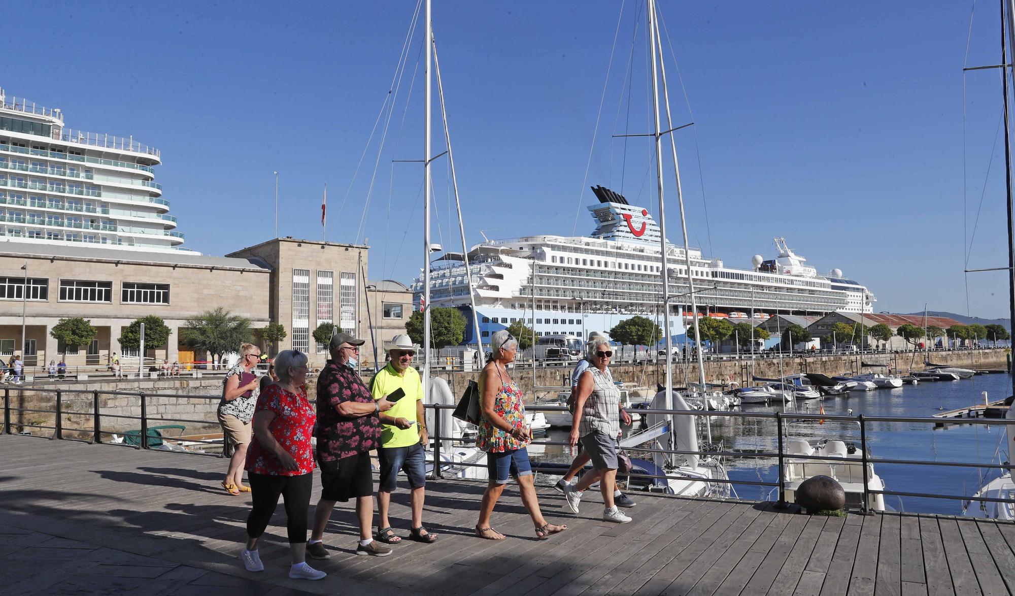 Miles de cruceristas desembarcan en Vigo