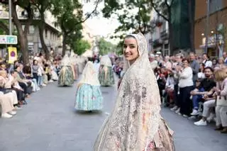 Carmen, Marta y la corte en la procesión de la Virgen de los Desamparados