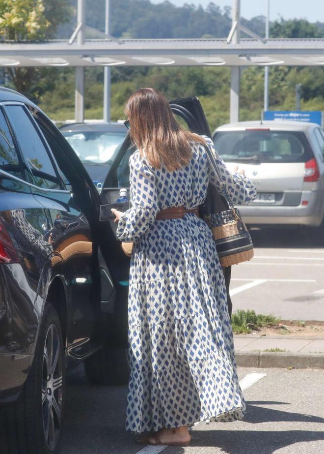 Paula Echevarría combina su vestido largo de Babbaki con sandalias planas y bolso de mimbre de Dior