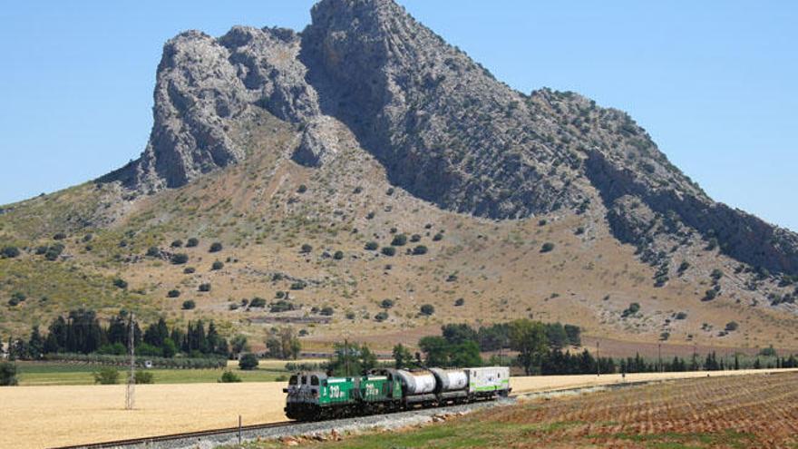 El tren herbicida de la empresa MDE a su paso por la línea convencional junto a la Peña de los Enamorados de Antequera, por donde circuló en noviembre.