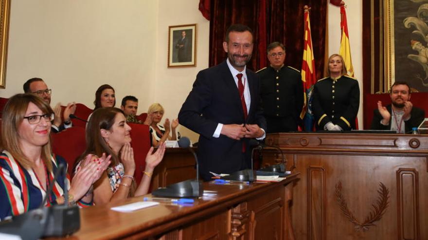 El socialista, Carlos González, tras conseguir la mayoría de los votos de la Corporación para ser reelegido alcalde