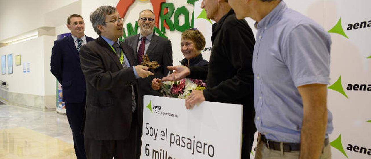 John Paul Maple (i), Manuel Vinagre, Juan Prats, el matrimonio White y Hector Fernández, ayer, en el aeropuerto.