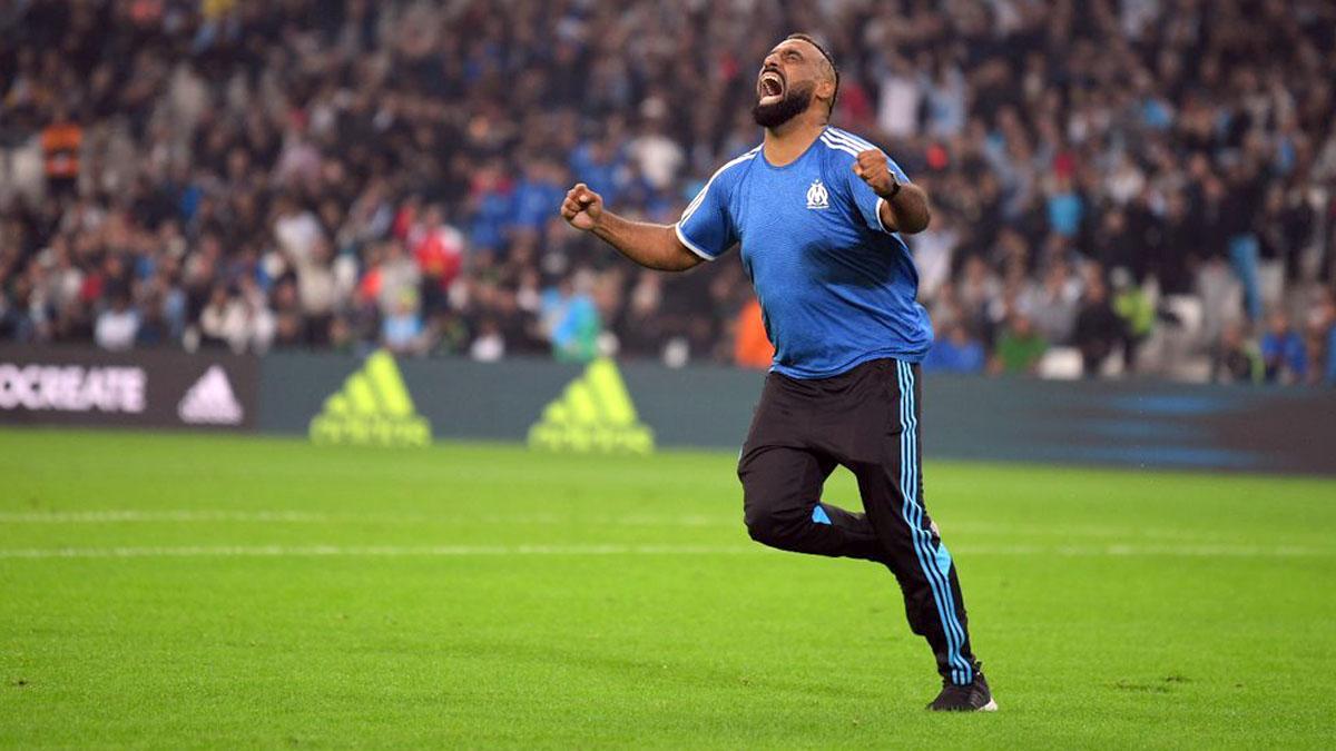 Kamel Zeroual grita emocionado tras su gol en el Velódromo de Marsella.