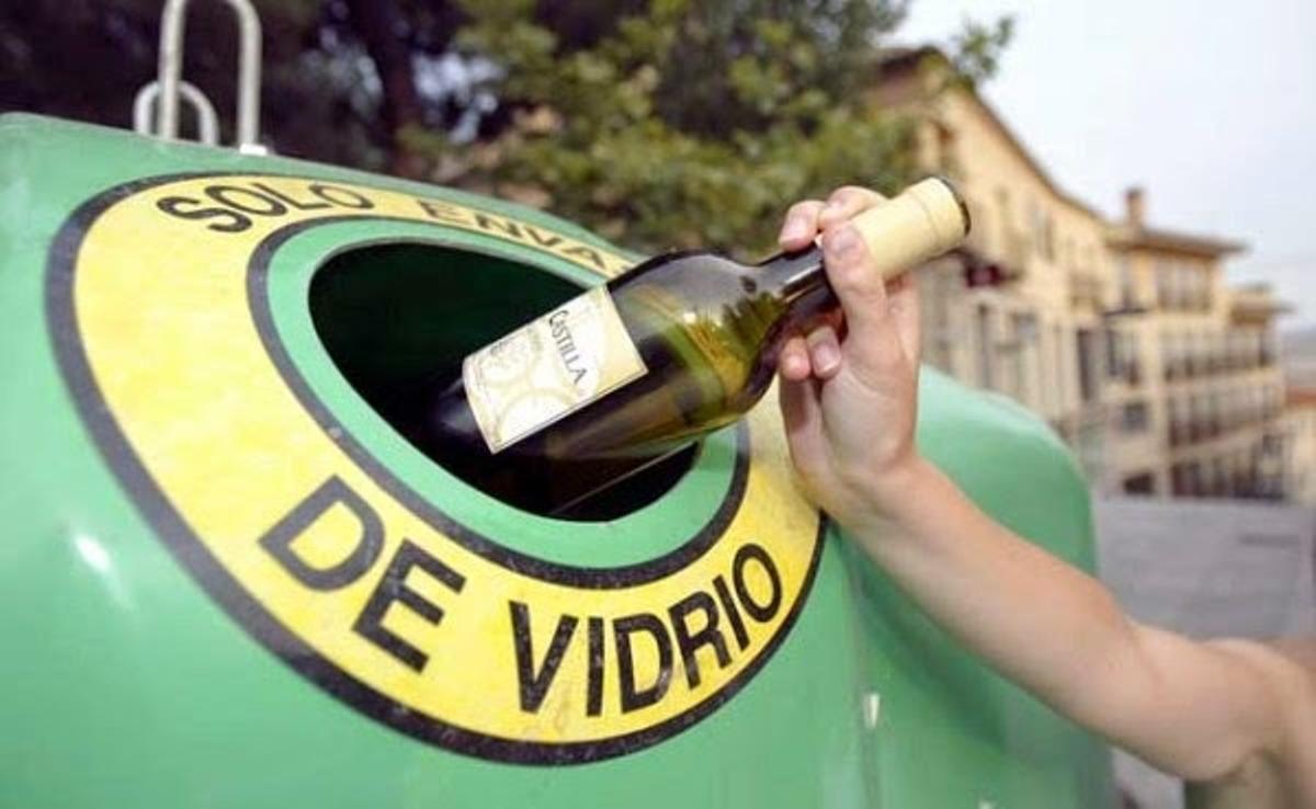 Reciclaje de vidrio en los contenedores verdes.