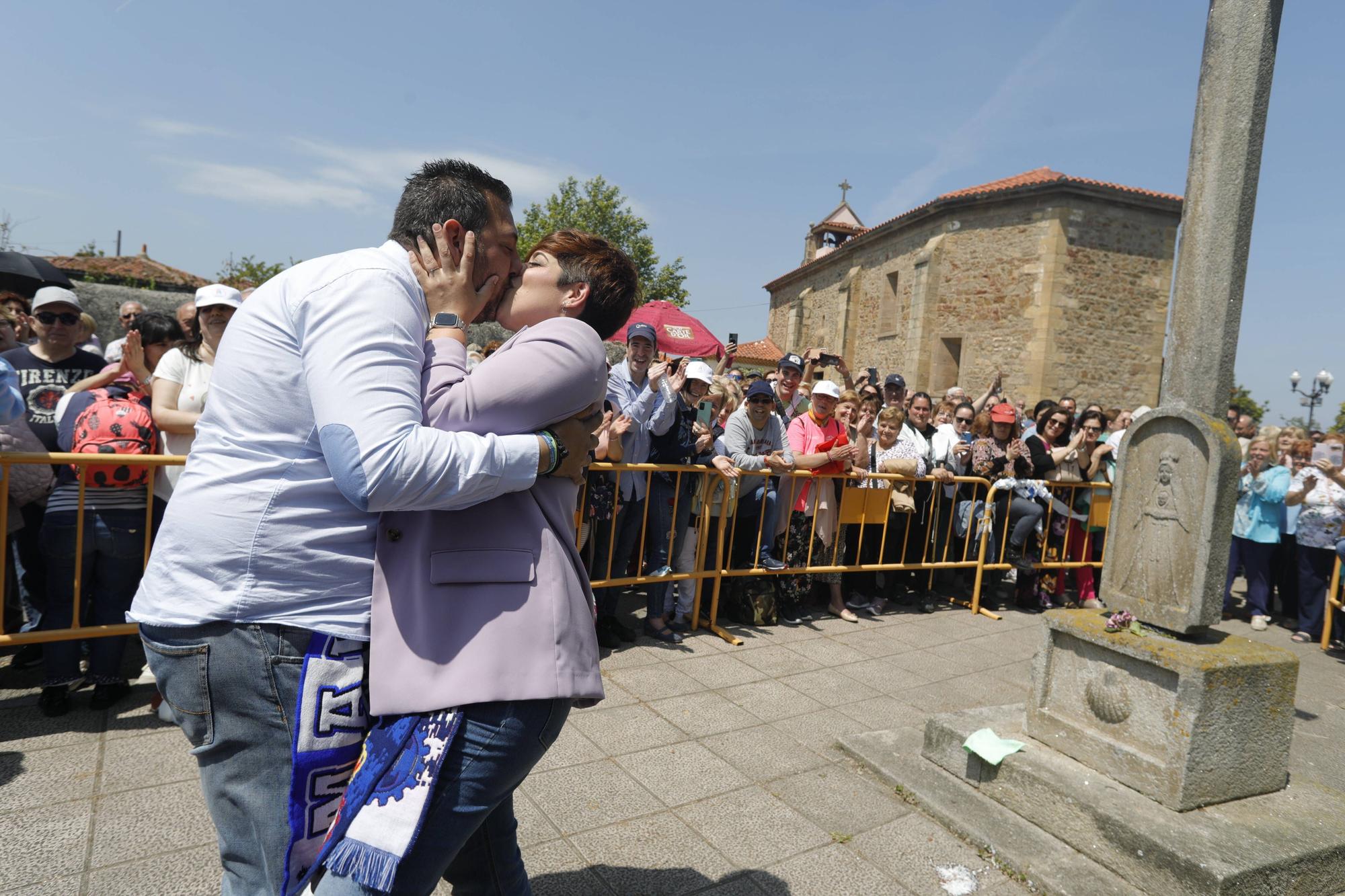 En imágenes: Tradicional rito del beso en la ermita de La Luz de Avilés