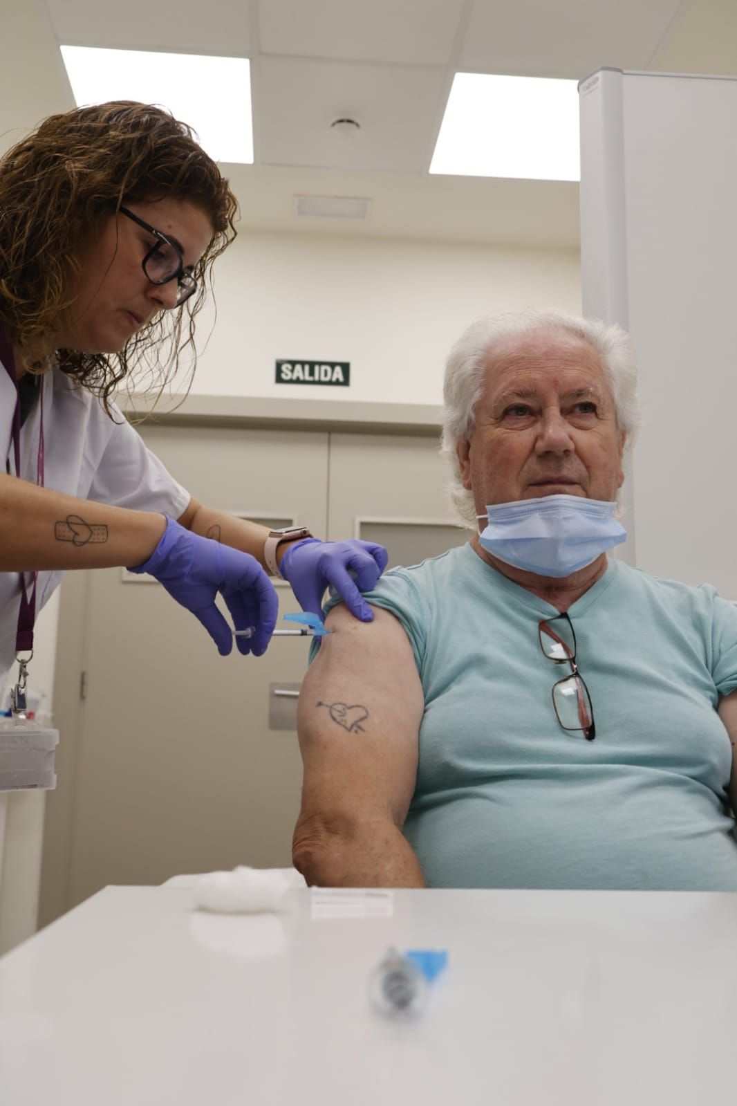 La campaña de vacunación 2023-2024 contra la gripe y la covid-19 arranca inmunizando a los más vulnerables