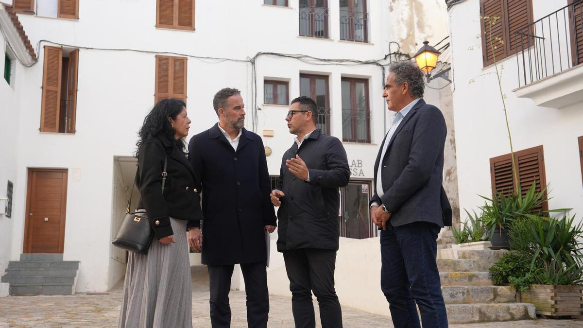 Representantes del Ayuntamiento de Ibiza en una calle de la zona de sa Penya