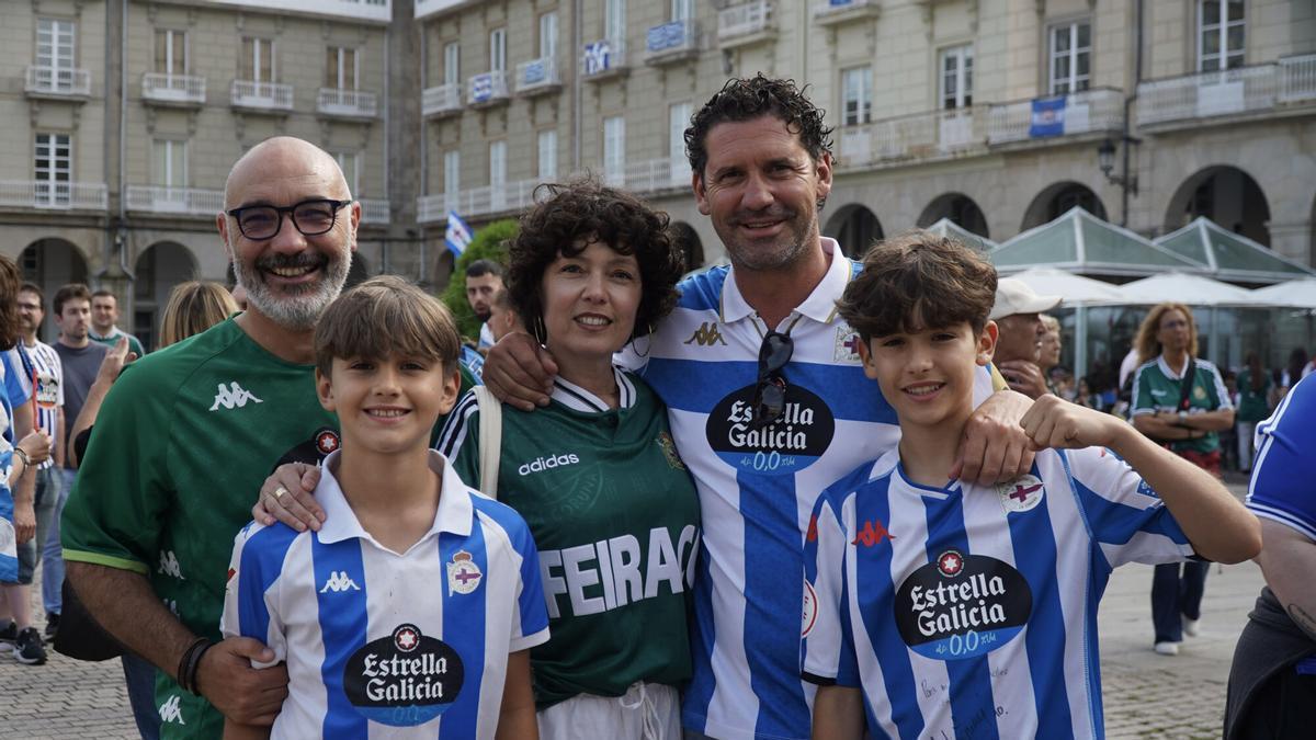 Miles de personas celebraron el ascenso con el Deportivo en la plaza de María Pita de A Coruña