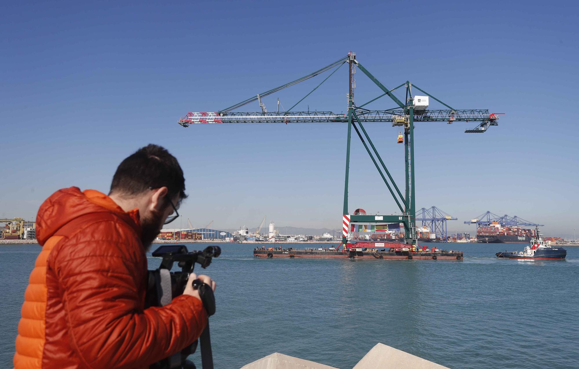 Espectacular traslado por mar de una nueva grúa en el Puerto de València