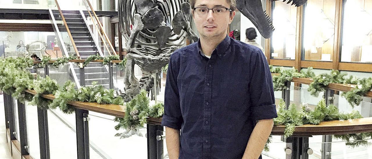 Ricardo Martínez , ante un esqueleto de dinosaurio que se exhibe en Princeton.
