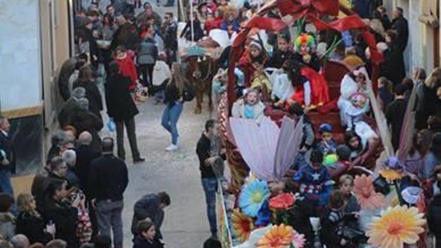 Multitudinària presència de públic en la Repartició de la Carn.