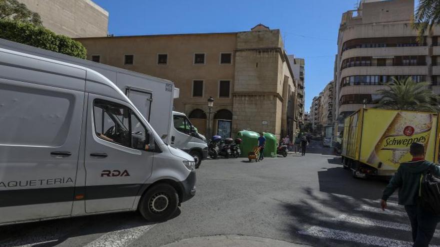 Repartidores advierten de la saturación de la carga y descarga y de las multas a los que van sin rótulo en Elche