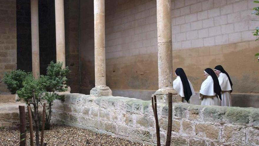 Tres religiosas pasean por uno de los patios interiores del convento de Santa Sofía de Toro. Foto