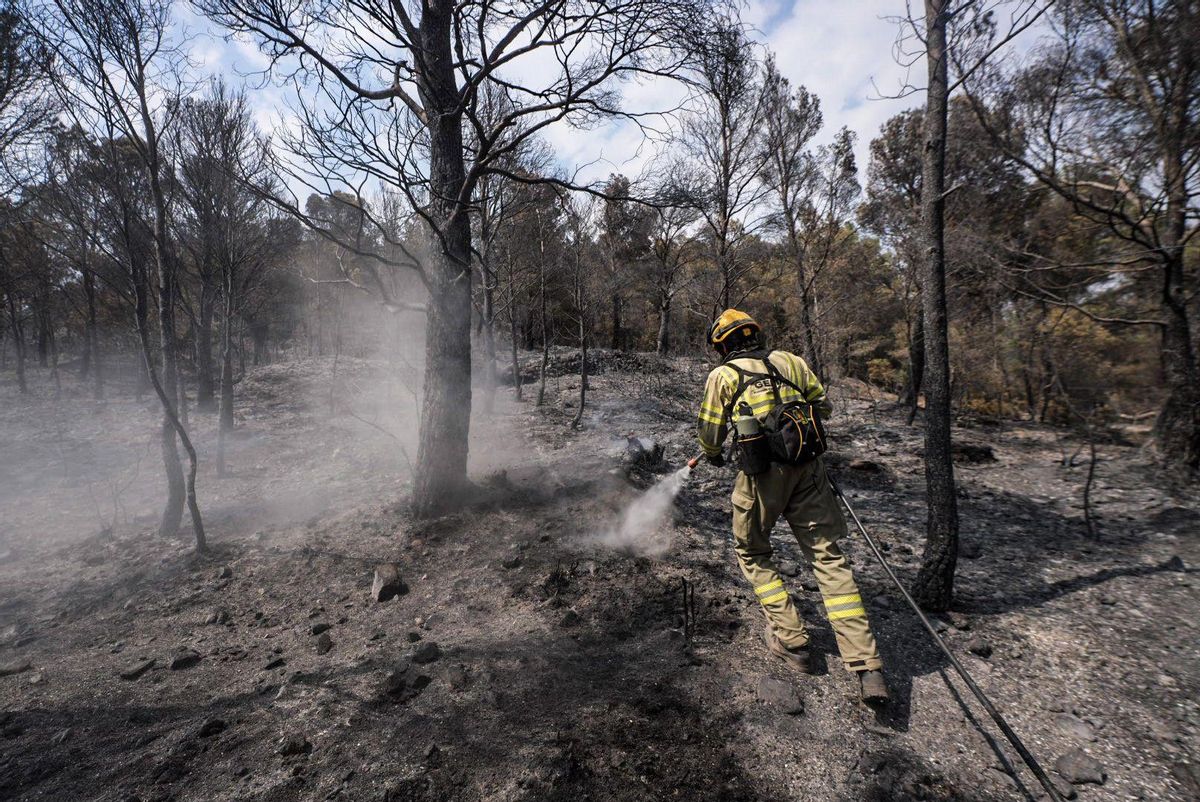 Fuego en Baix Ebre. Los bomberos trabajan en el incendio forestal en Paüls, Tarragona, este martes.