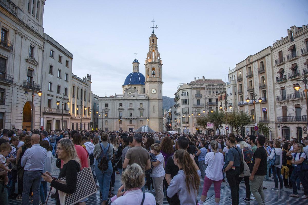 Rabia y dolor en la concentración contra la violencia de género en Alcoy