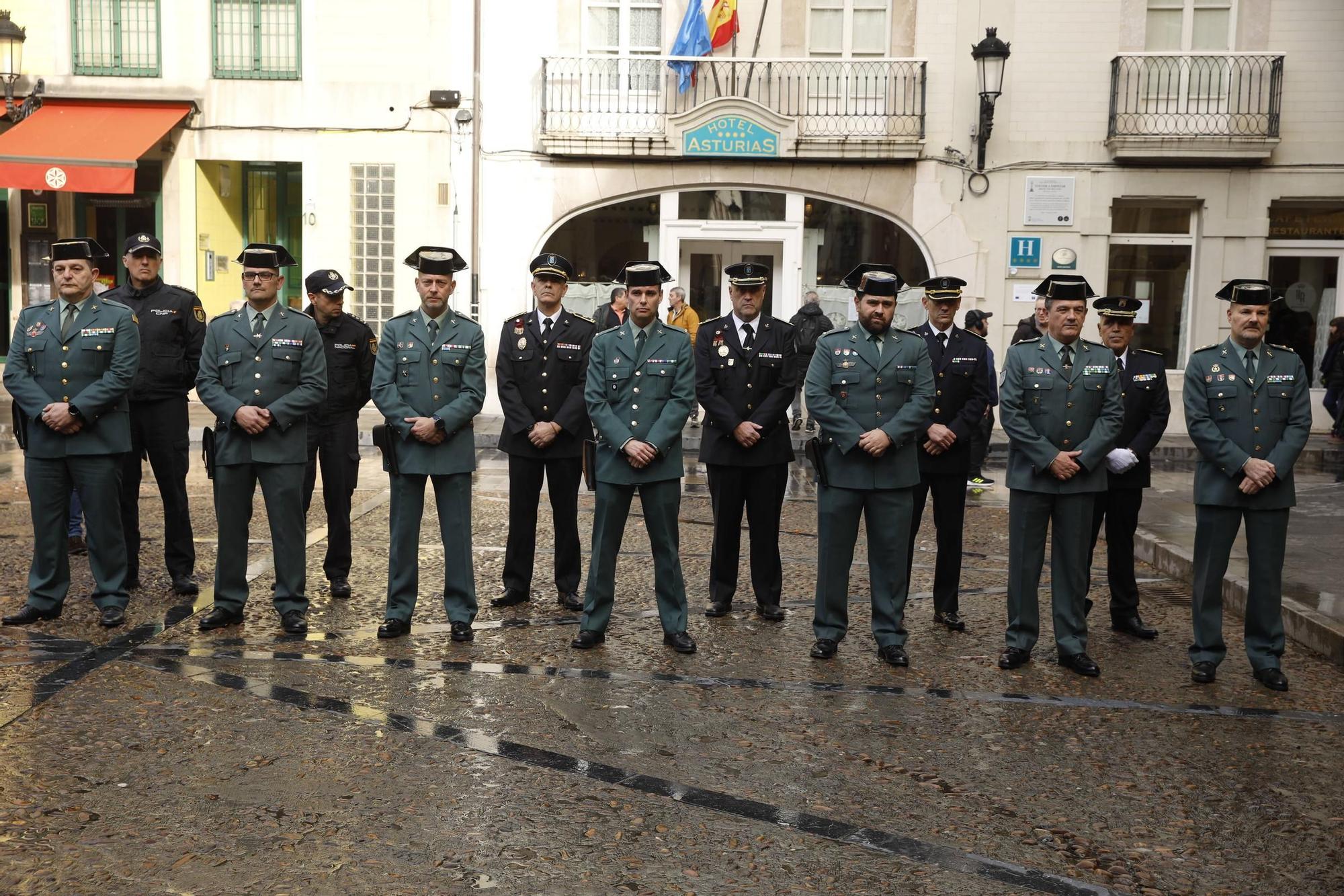 El minuto de silencio en Gijón por los dos guardias civiles asesinados en Barbate, en imágenes