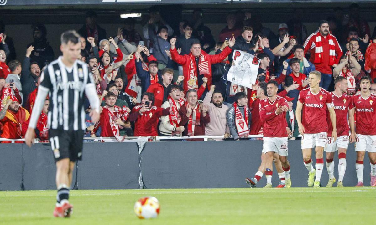 El Real Murcia vuela como el ‘Ave Fénix’ en el derbi