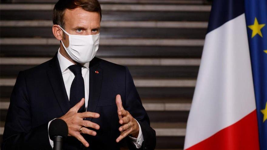 Macron estudia más restricciones con un confinamiento en el horizonte