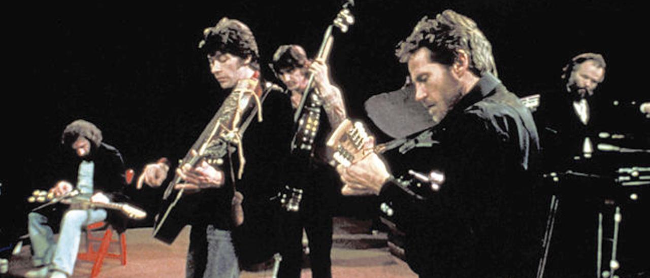 The Band, sobre el escenario. De izquierda a derecha, Richard Manuel, Robbie Robertson, Rick Danko, Levon Helm y Garth Hudson, en una imagen de la película &quot;The Last Waltz&quot;. // MGM
