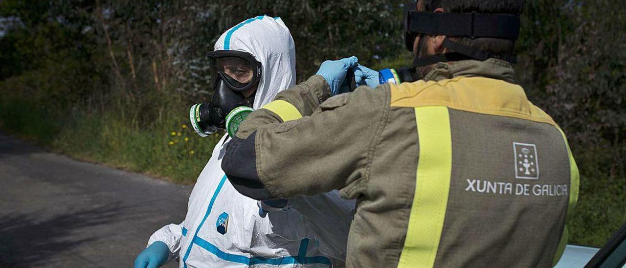 Trabajadores de extinción, que ahora atajarán incendios, ayudaron a desinfectar en la crisis.