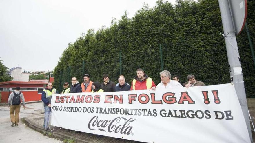 Una delegación en representación de los conductores afectados, ante la planta de Begano en Alfonso Molina.