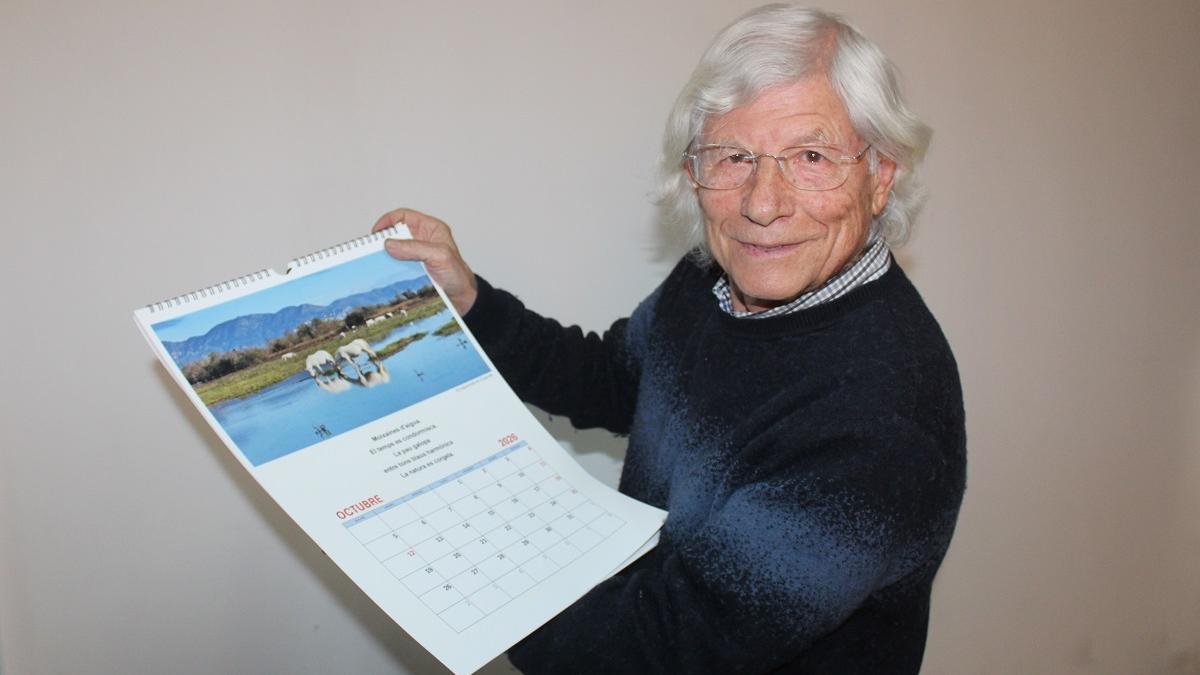 Lluís Roura amb el calendari del 2026.