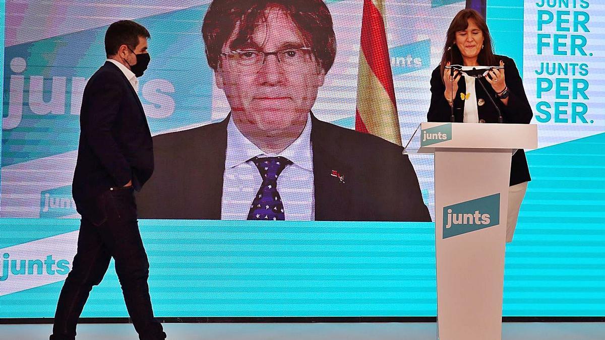 Jordi Sànchez i Laura Borràs, en un acte de Junts amb Puigdemont en pantalla. | RICARD CUGAT