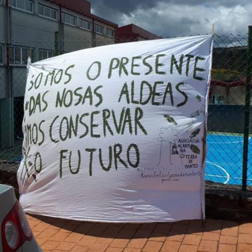 Pancarta, ya en el exterior del pabellón de Forcarei.