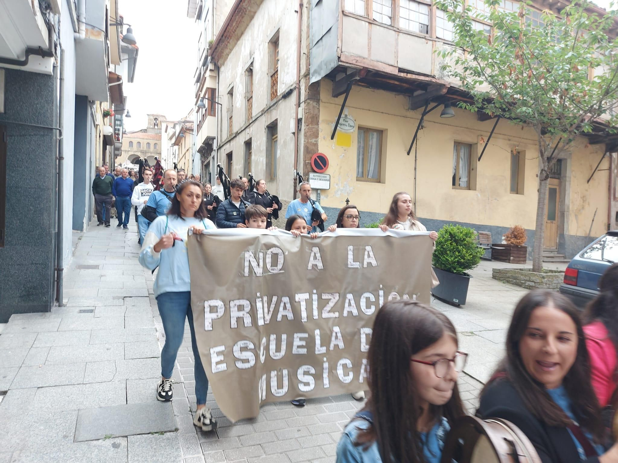En imágenes: Así fue la manifestación contra el cierre de la Escuela de Música de Tineo